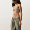 Slip bikini a copertura media con taglio a U a righe