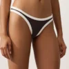 Slip bikini a copertura media con taglio a U e bordi a contrasto