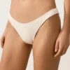 Slip bikini a copertura media con taglio a U e tessuto a bolle