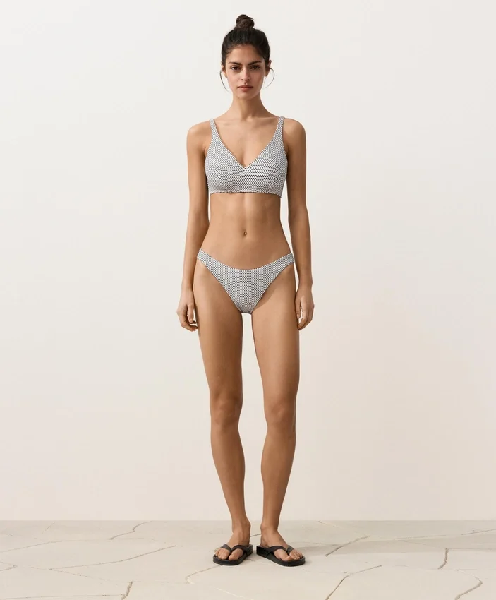 Slip bikini a copertura media con taglio a U in jacquard a pois Slip bikini a copertura media con taglio a U in jacquard a pois