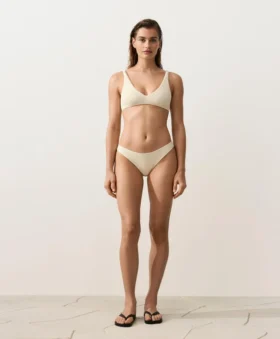 Slip bikini a copertura media con taglio a U in tessuto stropicciato