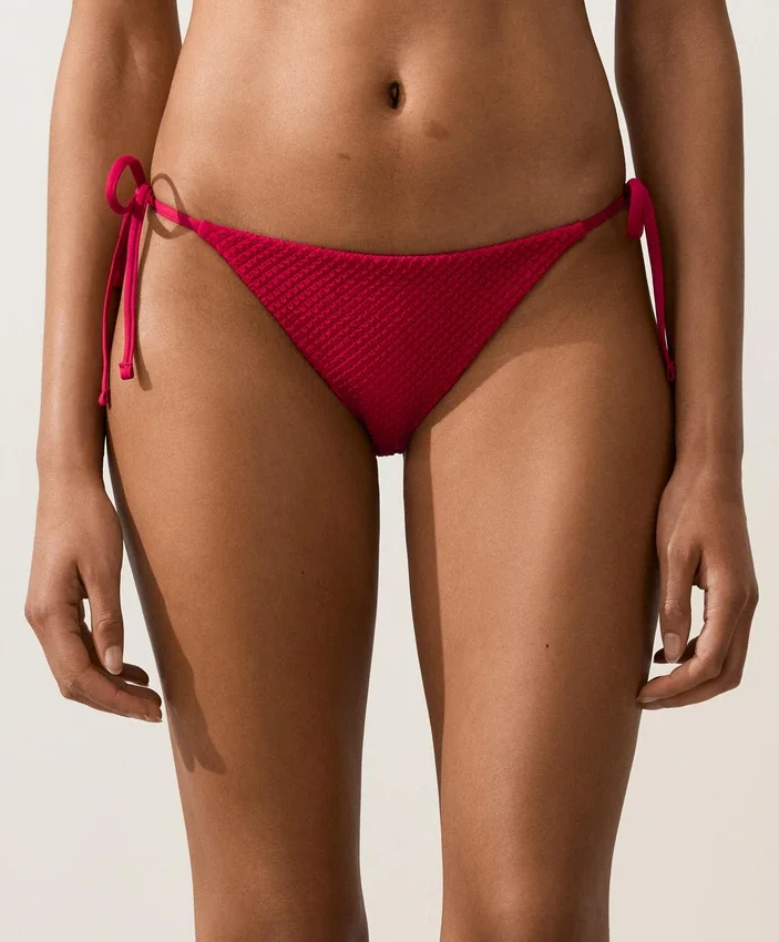 Slip bikini a copertura media con tessuto a nido d’ape e lacci Slip bikini a copertura media con tessuto a nido d’ape e lacci