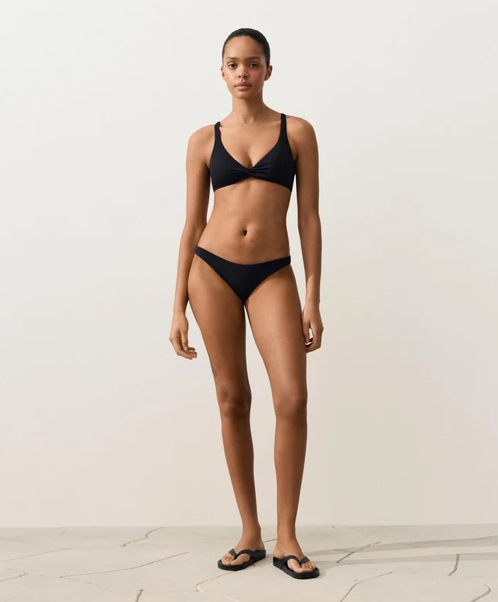 Slip bikini a copertura media in piqué con taglio a U Slip bikini a copertura media in piqué con taglio a U