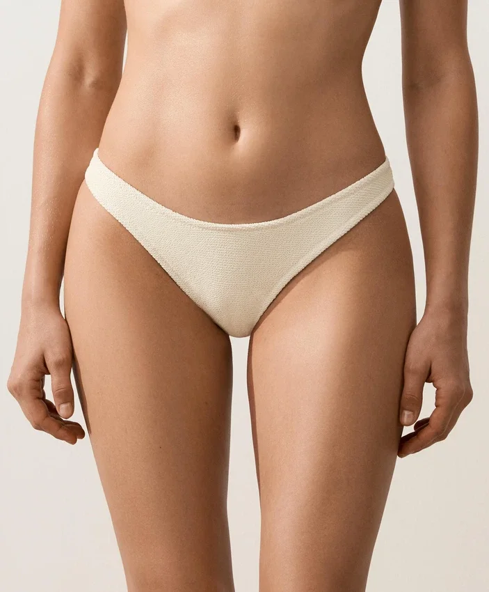 Slip bikini brasiliano con taglio a U in tessuto stropicciato Slip bikini brasiliano con taglio a U in tessuto stropicciato