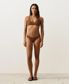 Slip bikini brasiliano con taglio a U in tessuto stropicciato