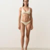 Slip bikini brasiliano con taglio a U in tessuto stropicciato Slip bikini brasiliano con taglio a U in tessuto stropicciato