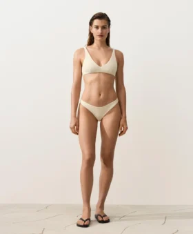 Slip bikini brasiliano con taglio a U in tessuto stropicciato