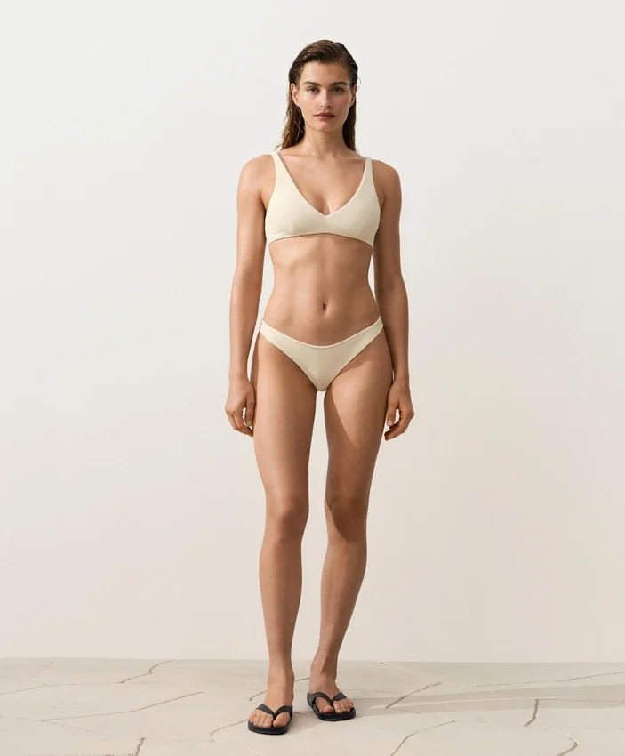 Slip bikini brasiliano con taglio a U in tessuto stropicciato Slip bikini brasiliano con taglio a U in tessuto stropicciato