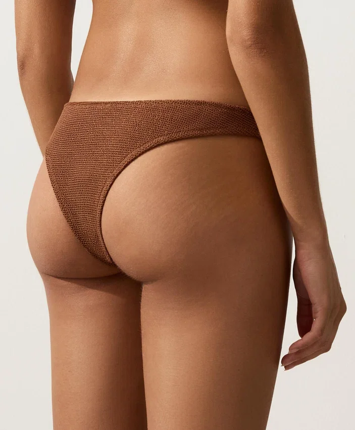 Slip bikini brasiliano con taglio a U in tessuto stropicciato Slip bikini brasiliano con taglio a U in tessuto stropicciato