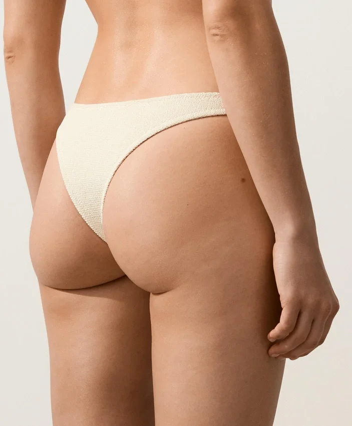 Slip bikini brasiliano con taglio a U in tessuto stropicciato Slip bikini brasiliano con taglio a U in tessuto stropicciato