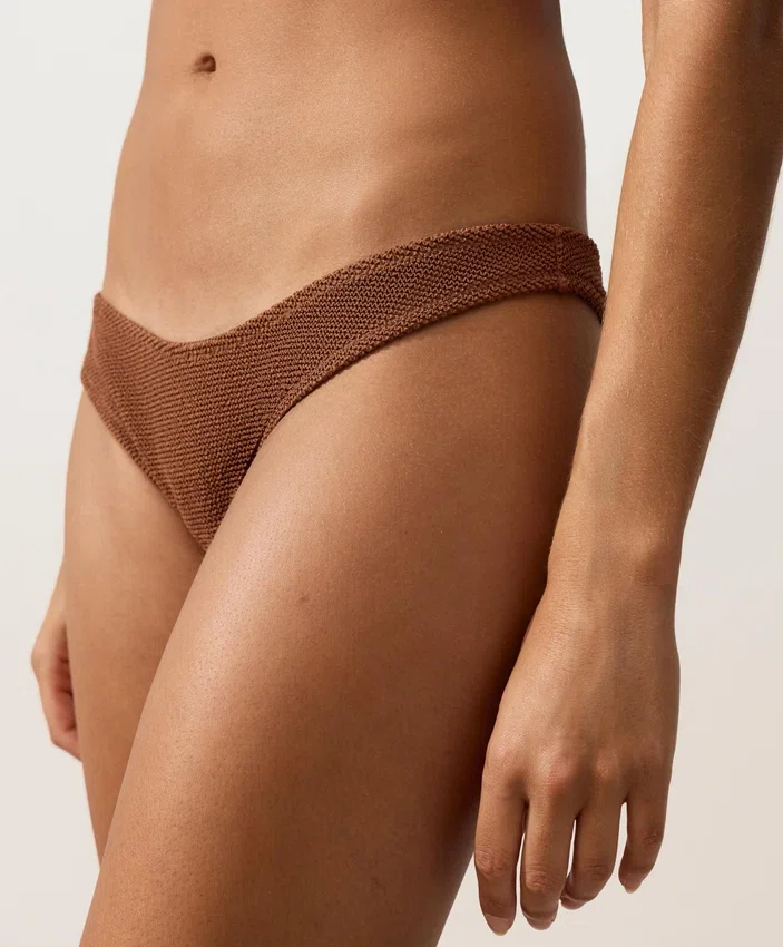 Slip bikini brasiliano con taglio a U in tessuto stropicciato Slip bikini brasiliano con taglio a U in tessuto stropicciato