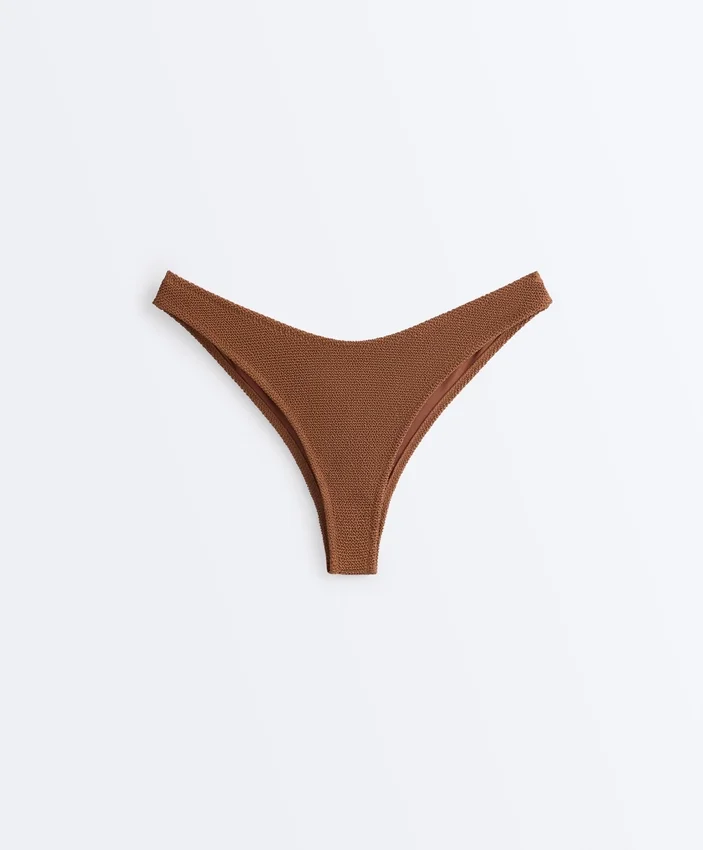 Slip bikini brasiliano con taglio a U in tessuto stropicciato Slip bikini brasiliano con taglio a U in tessuto stropicciato
