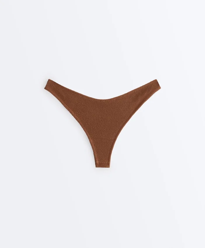 Slip bikini brasiliano con taglio a U in tessuto stropicciato Slip bikini brasiliano con taglio a U in tessuto stropicciato