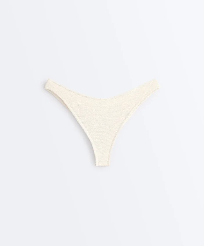 Slip bikini brasiliano con taglio a U in tessuto stropicciato Slip bikini brasiliano con taglio a U in tessuto stropicciato