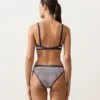 Slip bikini classico a righe testurizzate