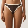 Slip bikini classico con bordi a contrasto Slip bikini classico con bordi a contrasto