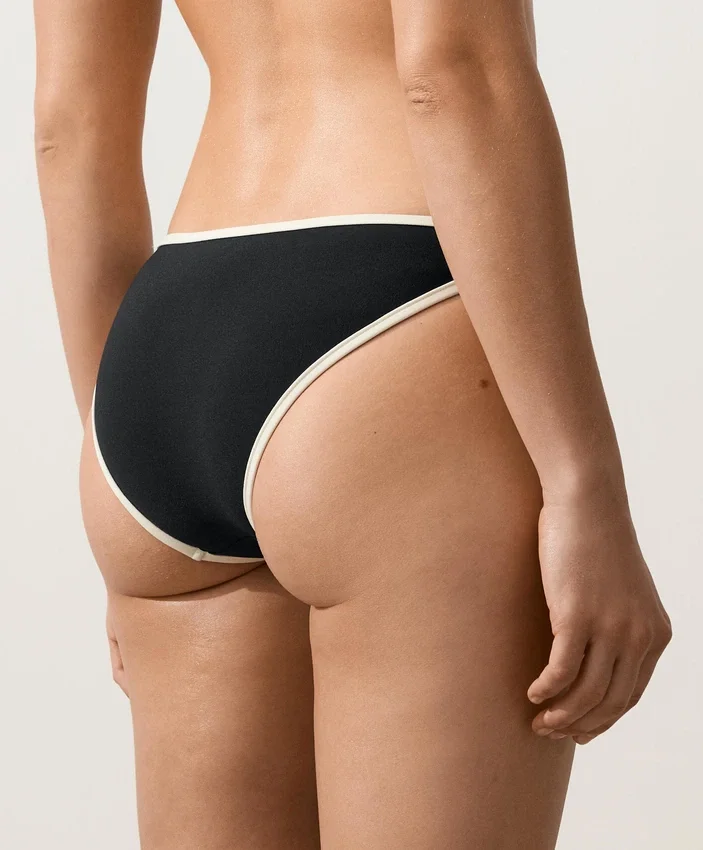 Slip bikini classico con bordi a contrasto Slip bikini classico con bordi a contrasto