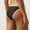 Slip bikini classico con bordi a contrasto Slip bikini classico con bordi a contrasto