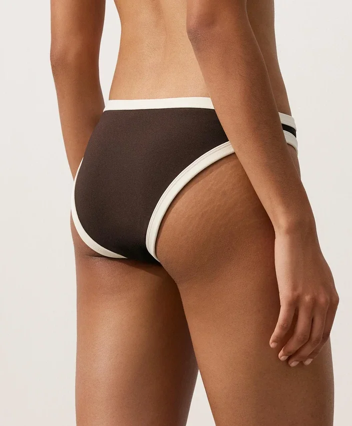 Slip bikini classico con bordi a contrasto Slip bikini classico con bordi a contrasto