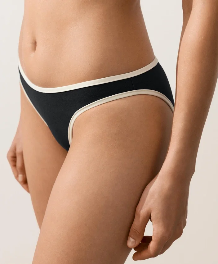 Slip bikini classico con bordi a contrasto Slip bikini classico con bordi a contrasto