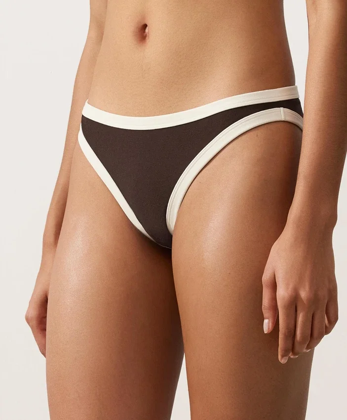 Slip bikini classico con bordi a contrasto Slip bikini classico con bordi a contrasto
