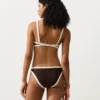 Slip bikini classico con bordi a contrasto Slip bikini classico con bordi a contrasto