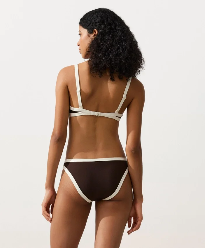 Slip bikini classico con bordi a contrasto Slip bikini classico con bordi a contrasto
