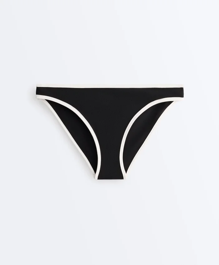 Slip bikini classico con bordi a contrasto Slip bikini classico con bordi a contrasto