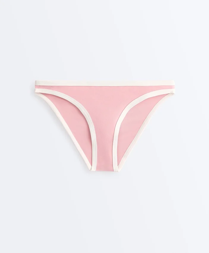 Slip bikini classico con bordi a contrasto Slip bikini classico con bordi a contrasto
