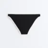 Slip bikini classico con bordi a contrasto Slip bikini classico con bordi a contrasto