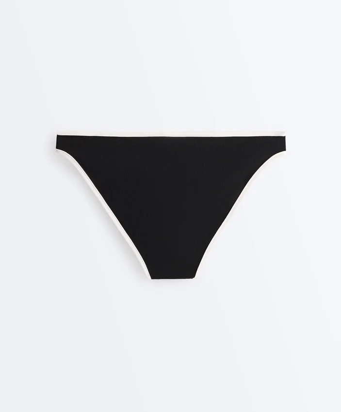 Slip bikini classico con bordi a contrasto Slip bikini classico con bordi a contrasto