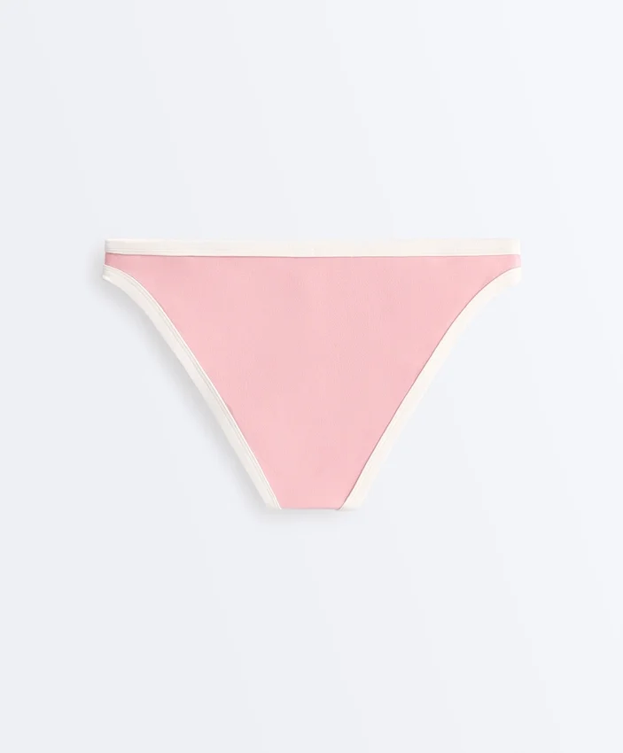 Slip bikini classico con bordi a contrasto Slip bikini classico con bordi a contrasto