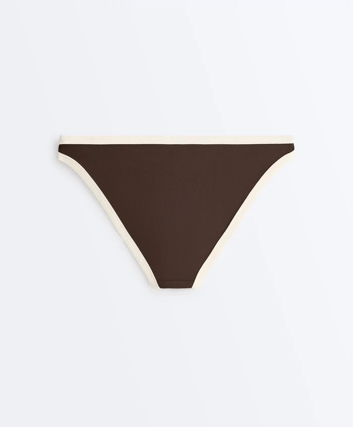 Slip bikini classico con bordi a contrasto Slip bikini classico con bordi a contrasto