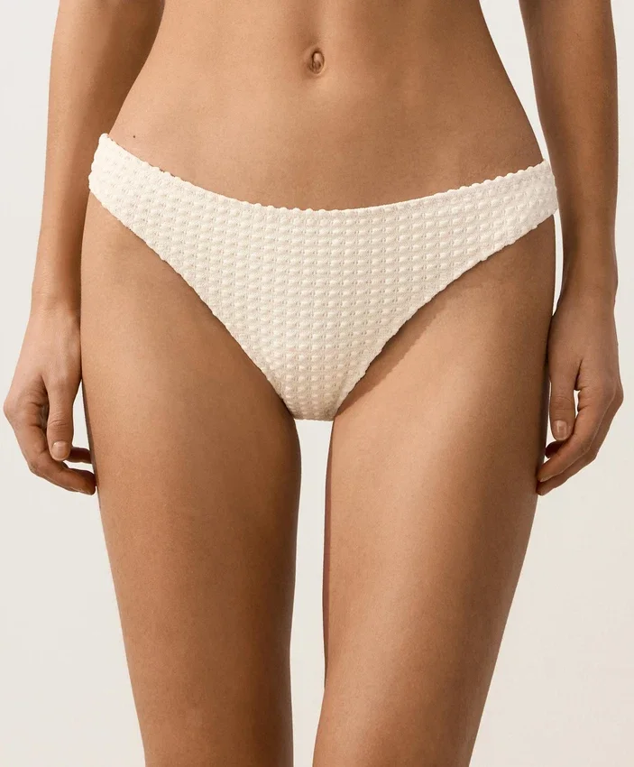 Slip bikini classico in maglia all’uncinetto con texture a bolle Slip bikini classico in maglia all’uncinetto con texture a bolle