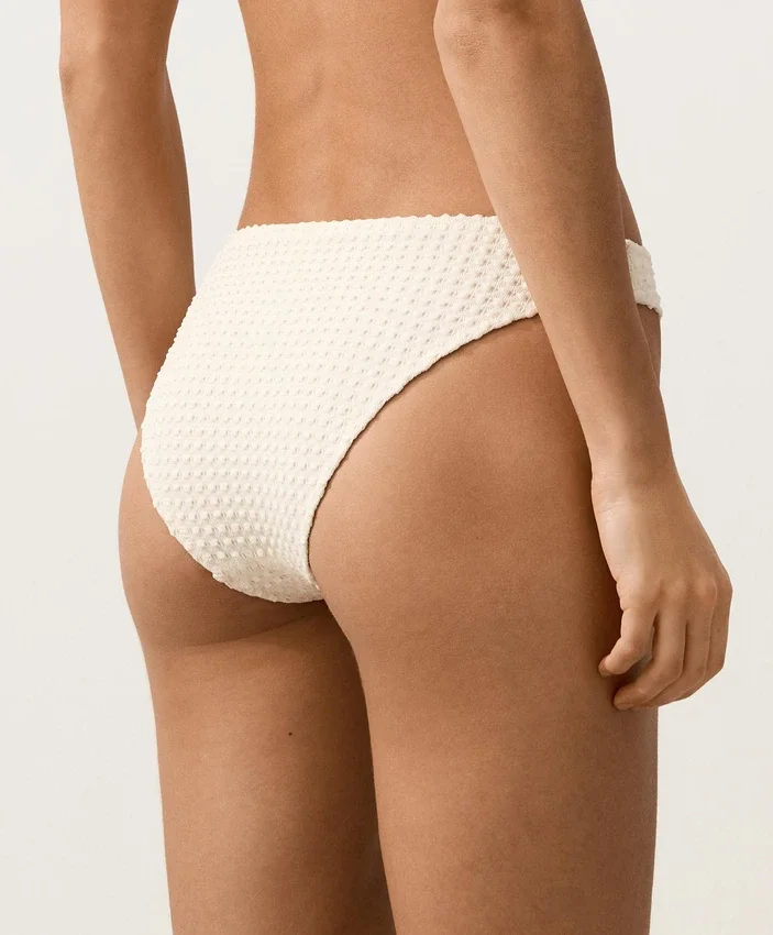 Slip bikini classico in maglia all’uncinetto con texture a bolle Slip bikini classico in maglia all’uncinetto con texture a bolle