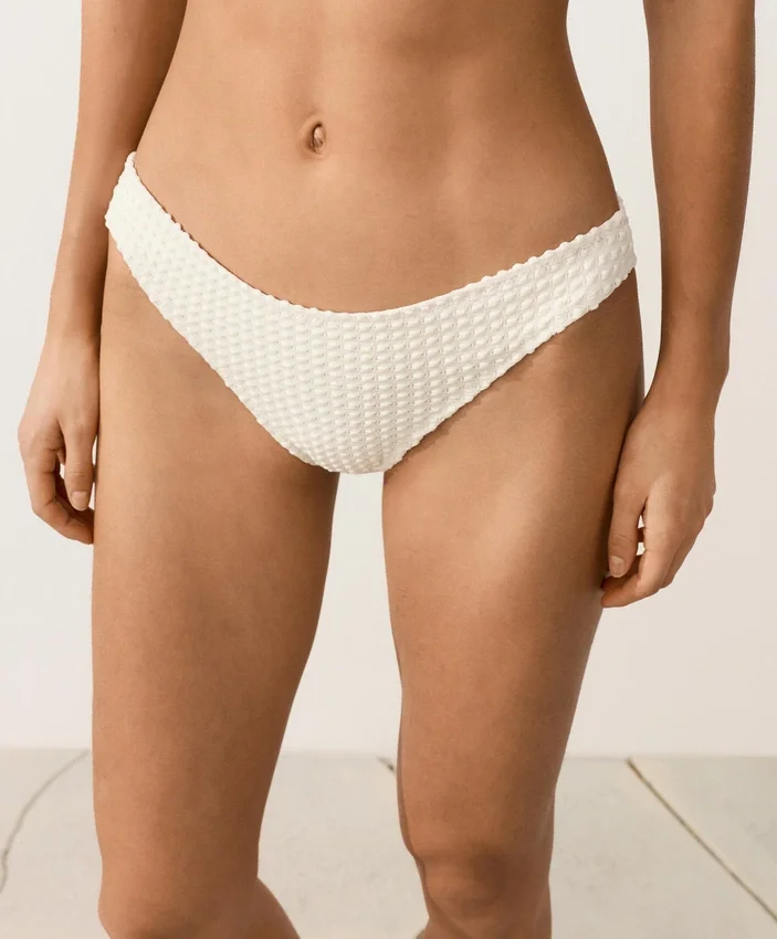 Slip bikini classico in maglia all’uncinetto con texture a bolle Slip bikini classico in maglia all’uncinetto con texture a bolle