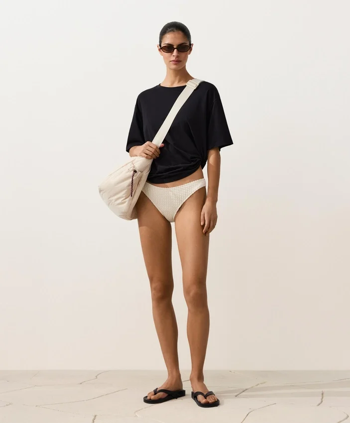 Slip bikini classico in maglia all’uncinetto con texture a bolle Slip bikini classico in maglia all’uncinetto con texture a bolle