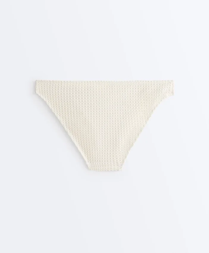 Slip bikini classico in maglia all’uncinetto con texture a bolle Slip bikini classico in maglia all’uncinetto con texture a bolle