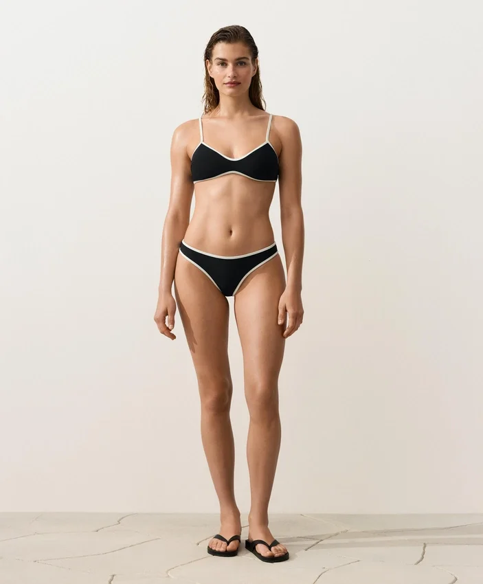 Slip bikini perizoma con taglio a U e bordi a contrasto Slip bikini perizoma con taglio a U e bordi a contrasto