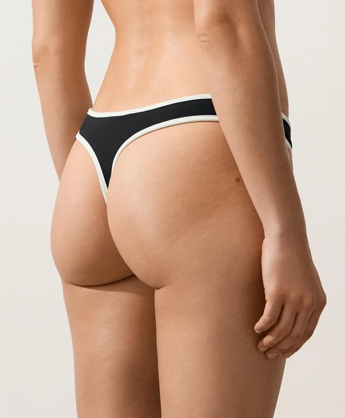 Slip bikini perizoma con taglio a U e bordi a contrasto Slip bikini perizoma con taglio a U e bordi a contrasto