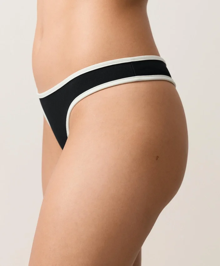 Slip bikini perizoma con taglio a U e bordi a contrasto Slip bikini perizoma con taglio a U e bordi a contrasto