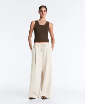 T-shirt a costine con spalline larghe, in cotone e modal