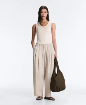 T-shirt a costine con spalline larghe, in cotone e modal