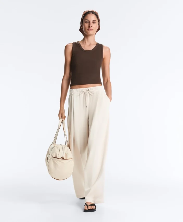 T-shirt a costine con spalline larghe, in cotone e modal T-shirt a costine con spalline larghe, in cotone e modal