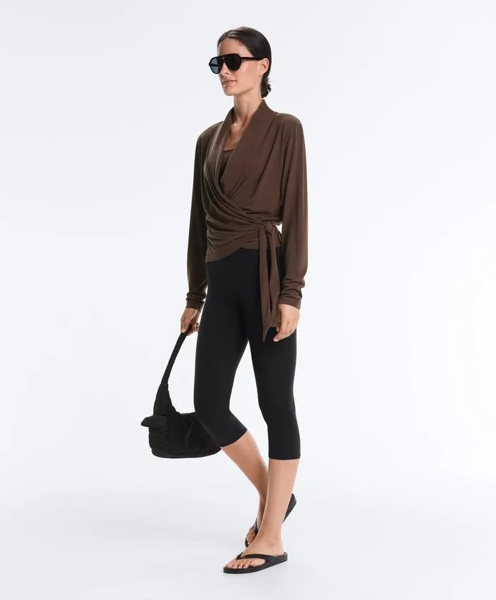 T-shirt a maniche lunghe incrociata in misto modal T-shirt a maniche lunghe incrociata in misto modal