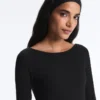 T-shirt a scollo a barchetta in misto modal a costine T-shirt a scollo a barchetta in misto modal a costine