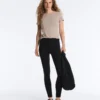 T-shirt aderente a maniche corte in modal a costine T-shirt aderente a maniche corte in modal a costine