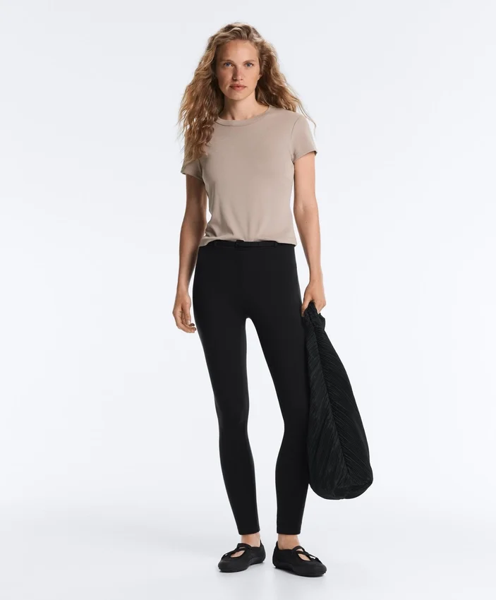 T-shirt aderente a maniche corte in modal a costine T-shirt aderente a maniche corte in modal a costine