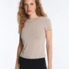 T-shirt aderente a maniche corte in modal a costine T-shirt aderente a maniche corte in modal a costine