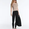 T-shirt aderente a maniche corte in modal a costine T-shirt aderente a maniche corte in modal a costine